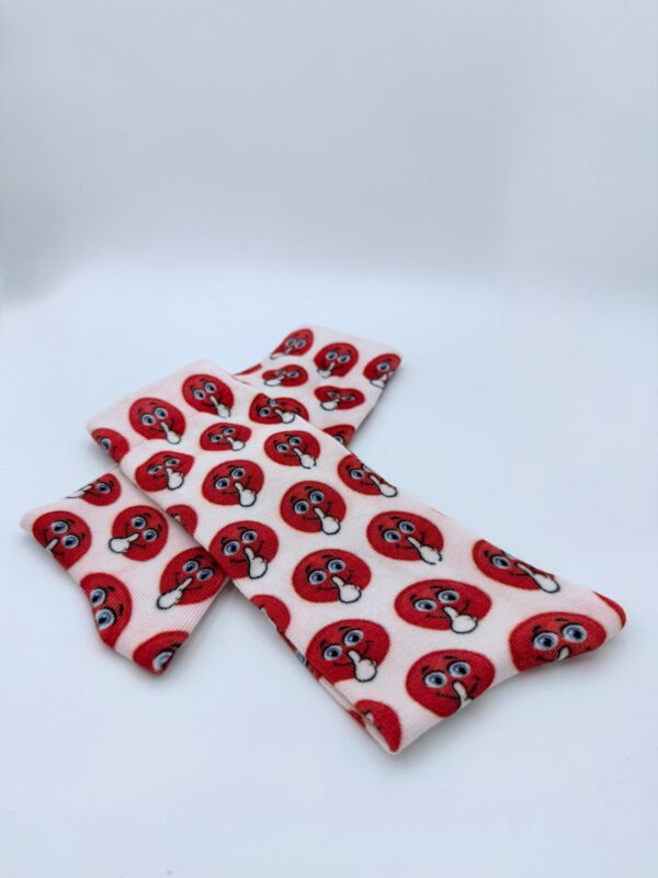 גרביים לבנות עם האייקון של "שון שומר הלשון"